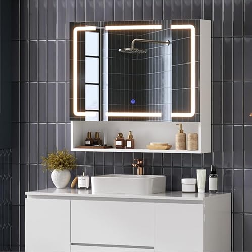 Spiegelschrank, Spiegelschrank Bad mit Beleuchtung und Steckdose, 3 Türen, Offenes Fach, Badezimmer spiegelschrank mit Verstellbaren Ablagen, 3 Farbtemperatur Dimmbare, Berührung Sensorschalter